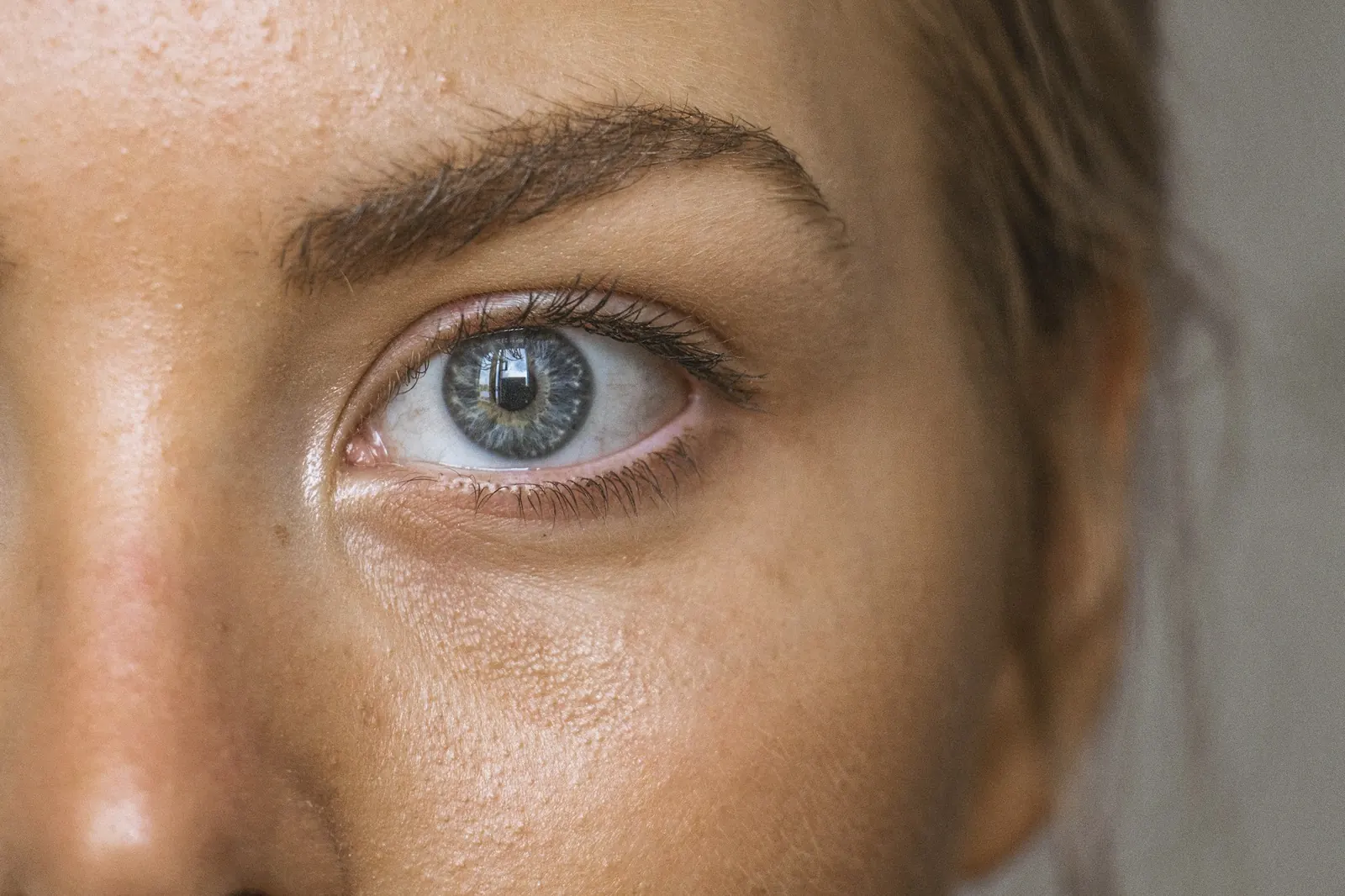 Close-up of natural, lifted eyelashes